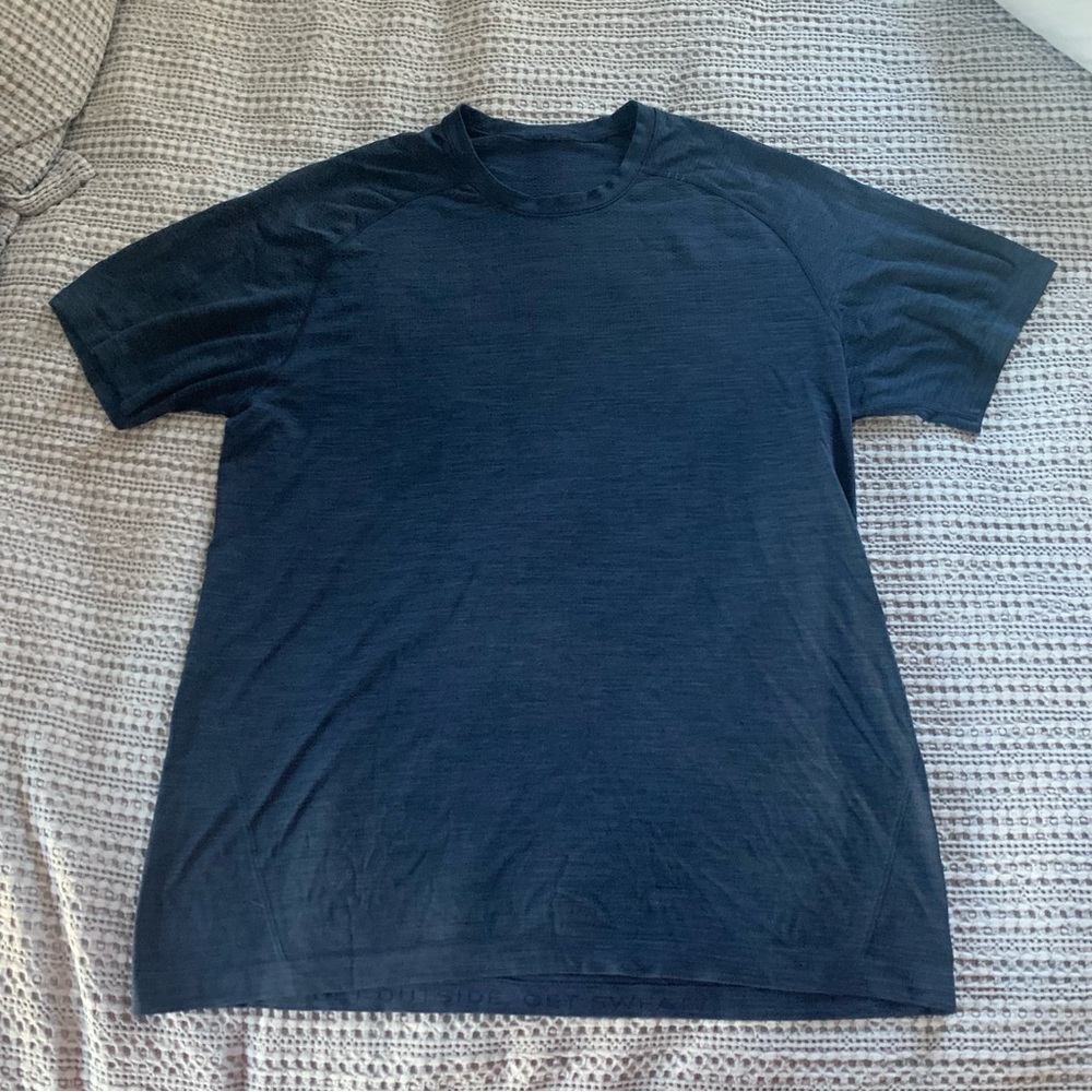 Men’s Lululemon short sleeve shirt